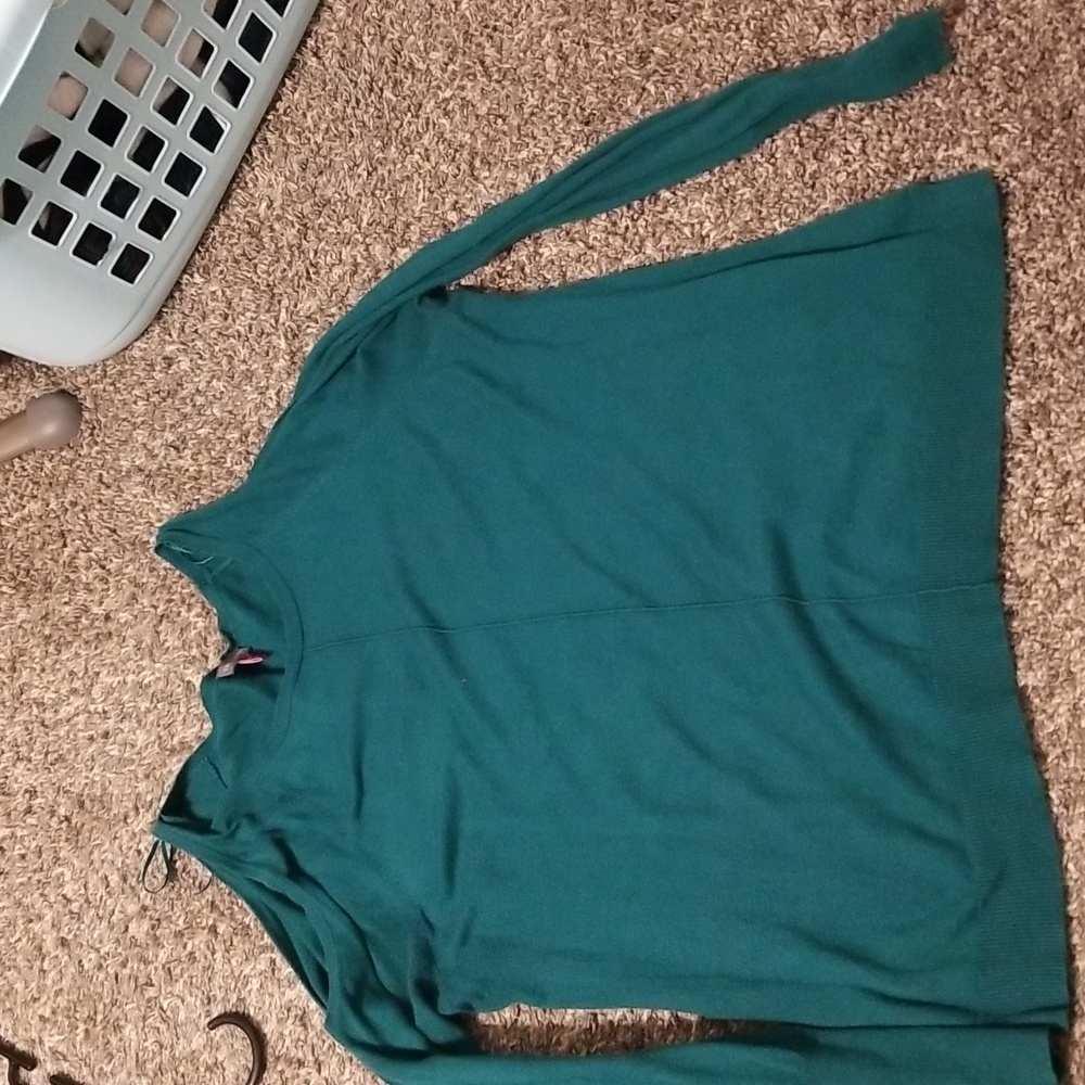 Vince Camuto Green Cold Shoulder top Medium